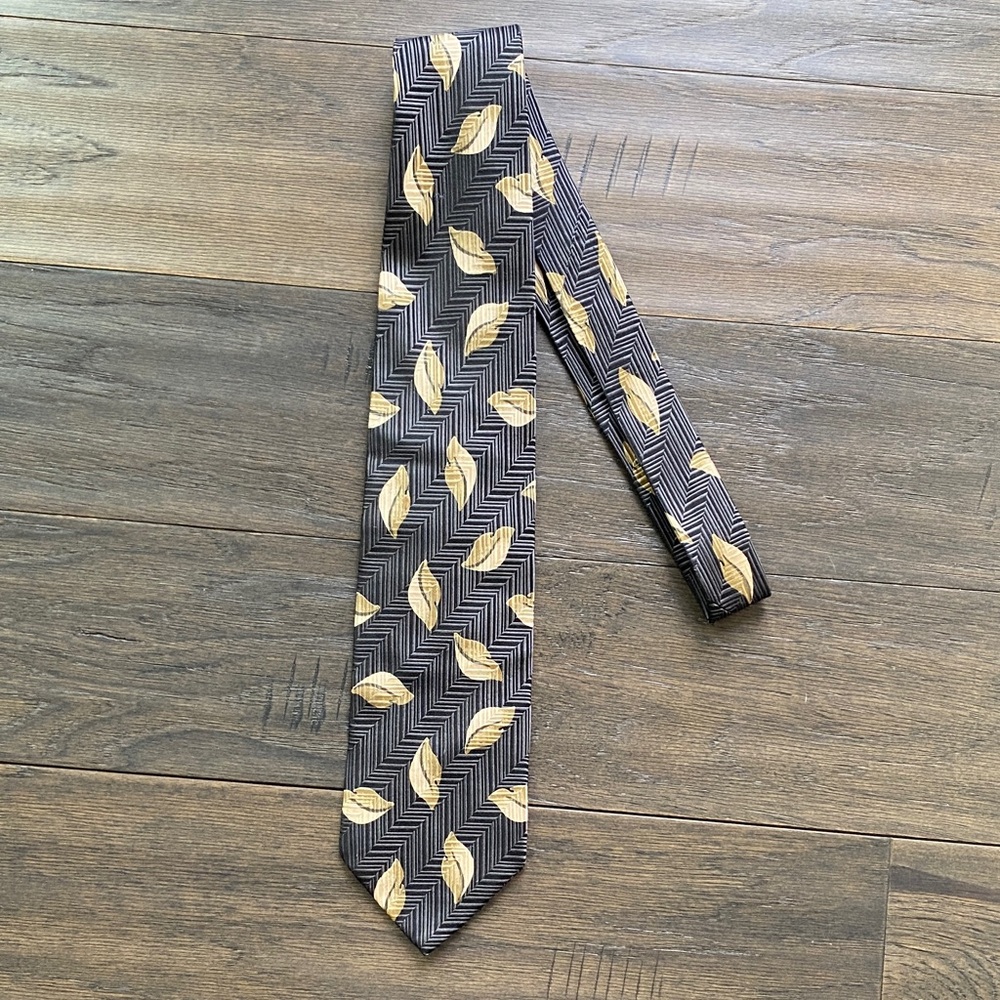 Elegant Black and Gold Men's Tie
